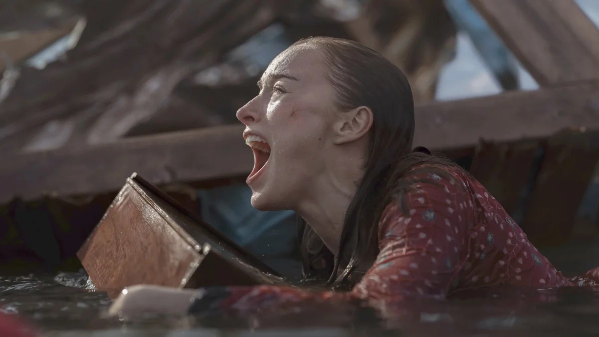 Phoebe Dynevor in "Thrash" (Netflix)
